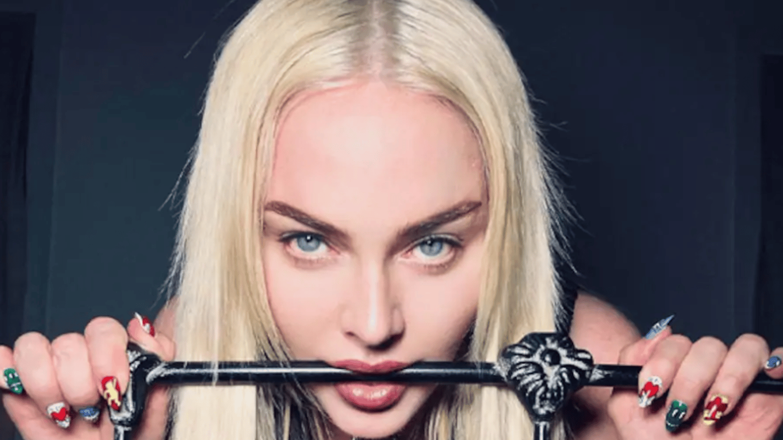 Madonna enflamme le web et révèle un de ses mamelons dans des photos Instagram