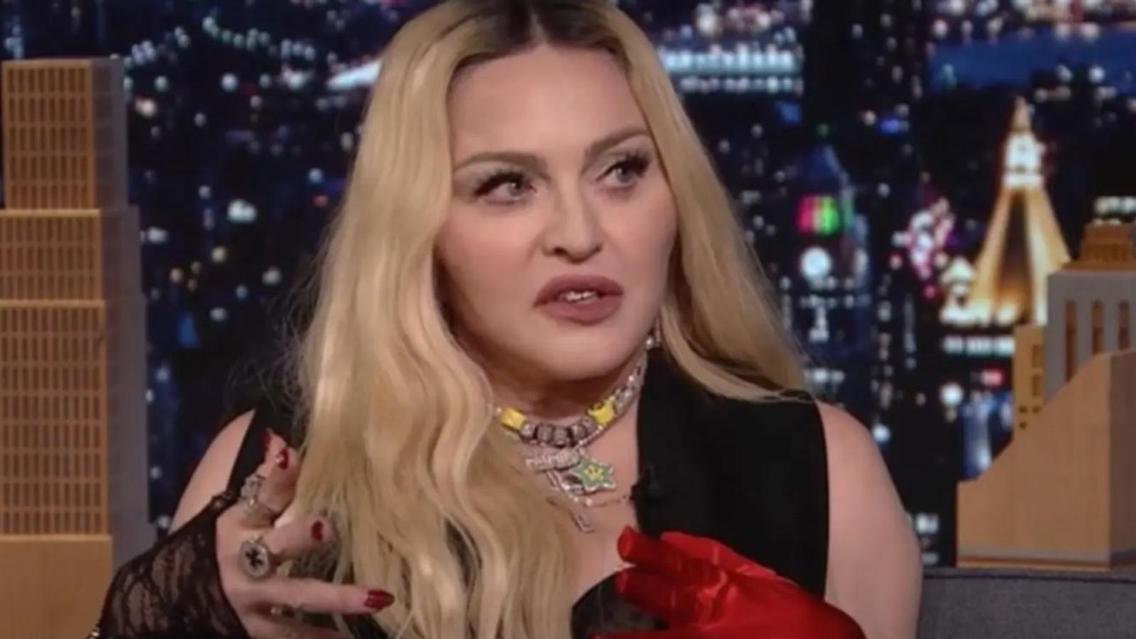 Madonna perd le contrôle et dégénère à la télévision en montrant ses fesses au public