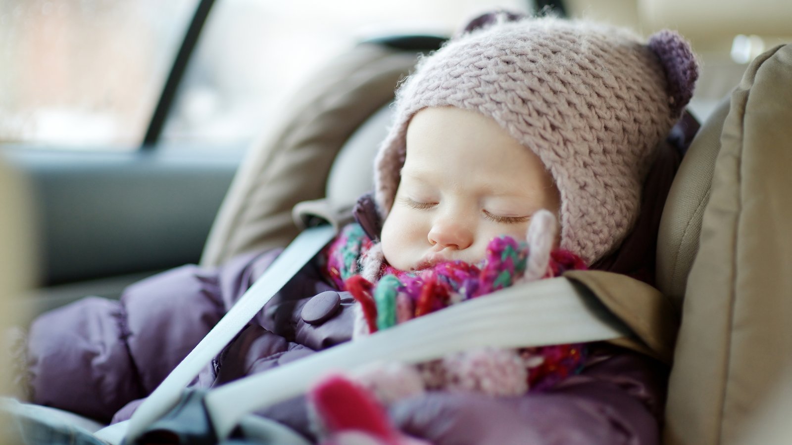 Une vidéo choc montre pourquoi vous ne devriez jamais faire porter à votre enfant un manteau d’hiver dans la voiture.