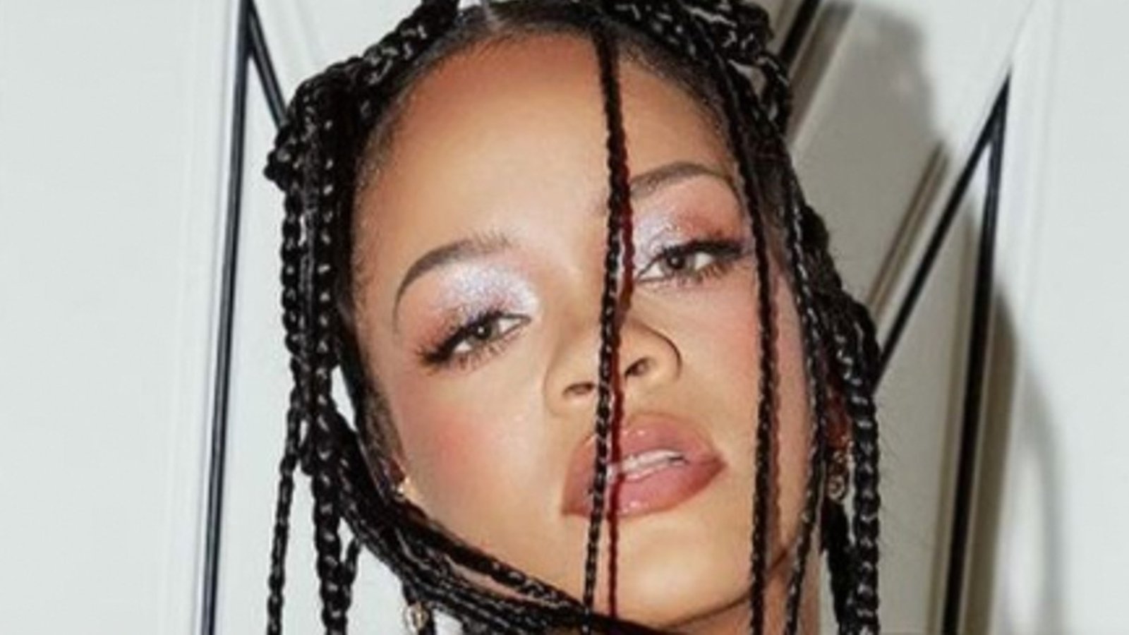 Rihanna publie une série d’images coquines pour célébrer la nouvelle année