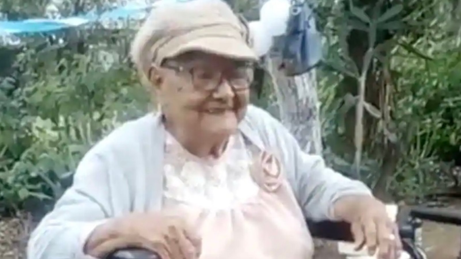 Une femme de 100 ans fait installer un gigantesque pénis en érection sur sa future tombe.