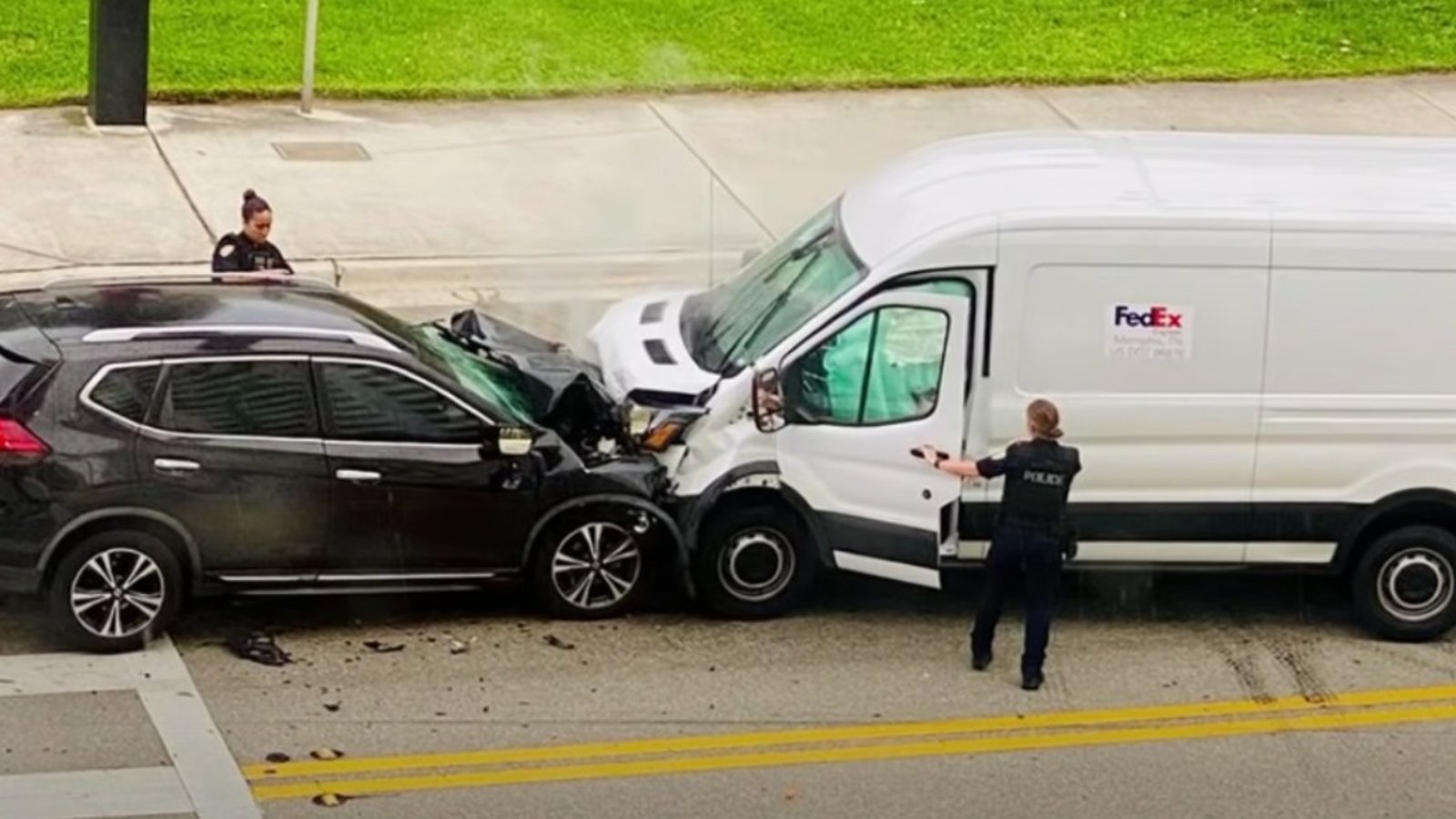 Un automobiliste fonce dans un camion FedEx pendant que sa copine lui fait une gâterie