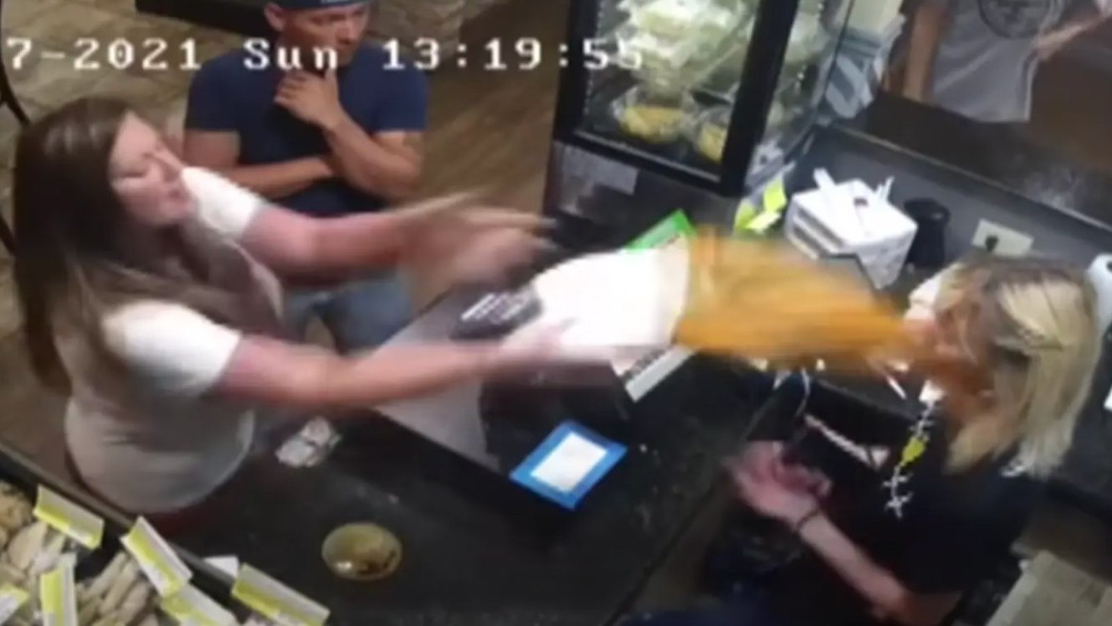 Une femme arrêtée pour avoir jeté sa soupe chaude au visage d'une gérante d'un restaurant