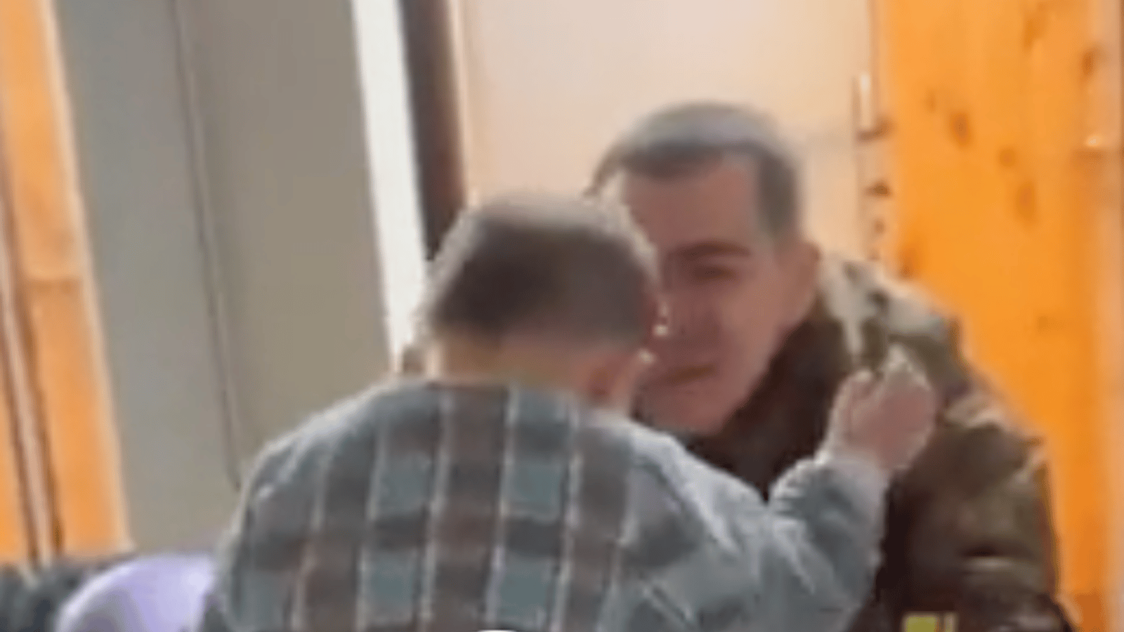 Un petit Ukrainien retrouve son papa militaire pour la première fois depuis le début de la guerre.