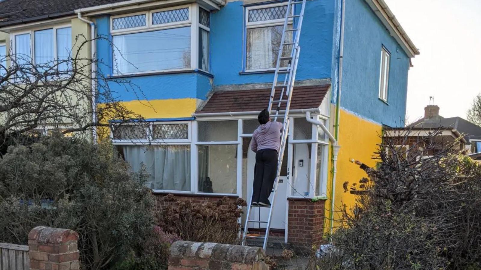 Un couple peint sa maison aux couleurs de l'Ukraine pour soutenir le pays face à la Russie