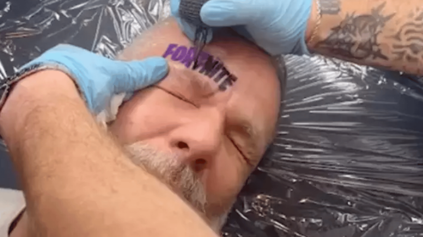 Un homme se fait tatouer un énorme logo de Fortnite après avoir perdu un pari contre son fils.