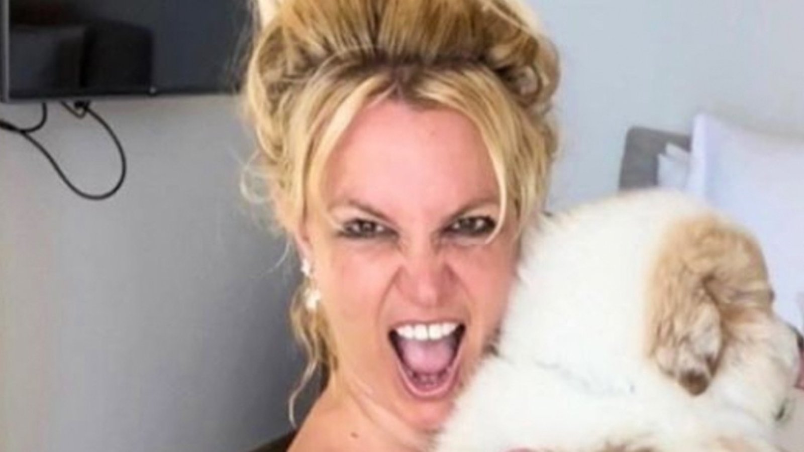 Britney Spears publie de nouvelles photos complètement nue… avec son chien dans les bras!