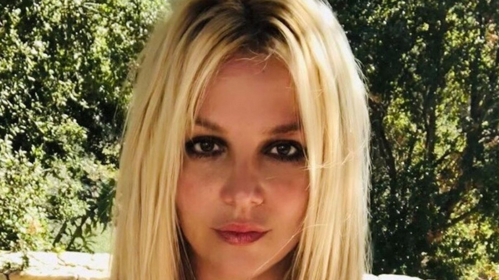 Britney Spears met le feu aux médias sociaux en publiant deux nouvelles photos coquines 