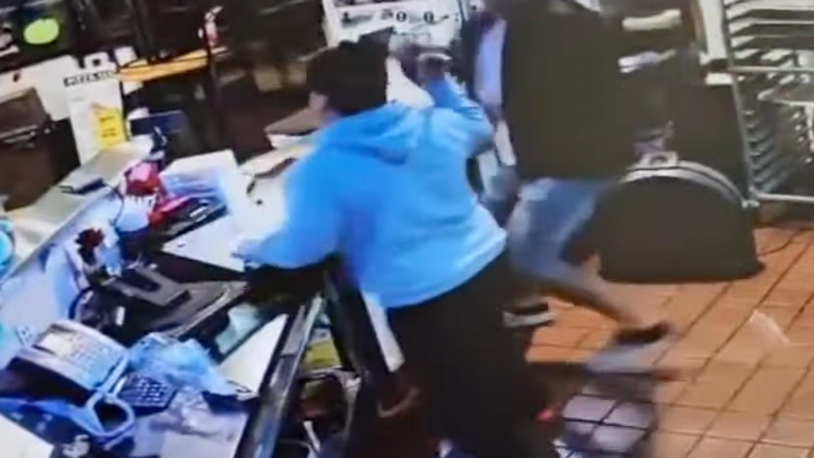 Des employés d'une pizzeria font fuir un voleur à coups de marteau et de poubelle