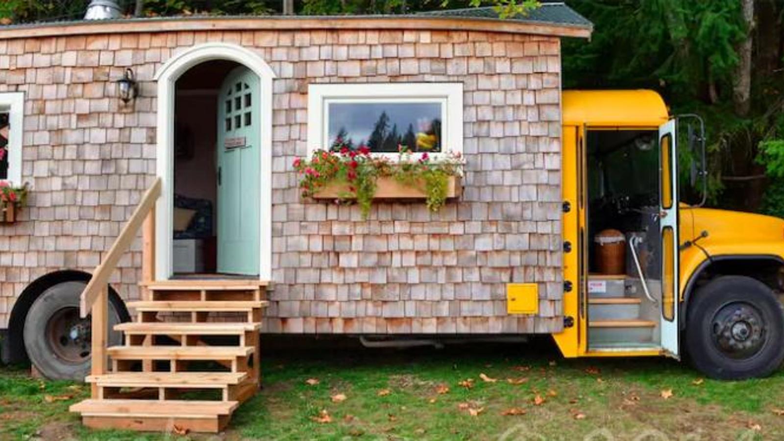 Un couple transforme un vieil autobus scolaire en une époustouflante mini-maison
