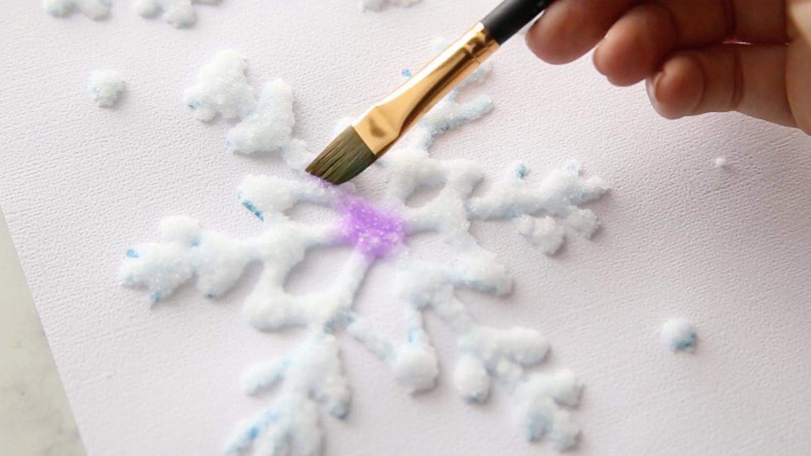 Une technique de peinture amusante: Peindre des flocons de neige avec les enfants! 