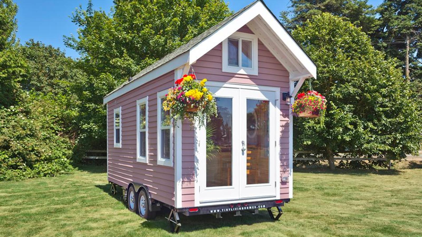 Cette mini-maison a l'air minuscule, vue de dehors... mais attendez de voir l'intérieur!