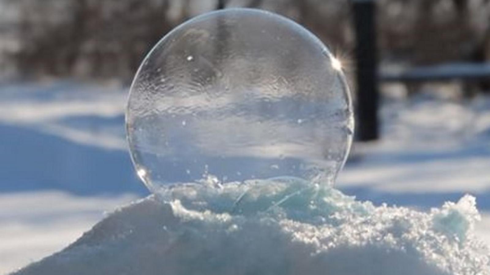 Soufflez des bulles de savon dans la neige et regardez quelque chose de merveilleux se produire...