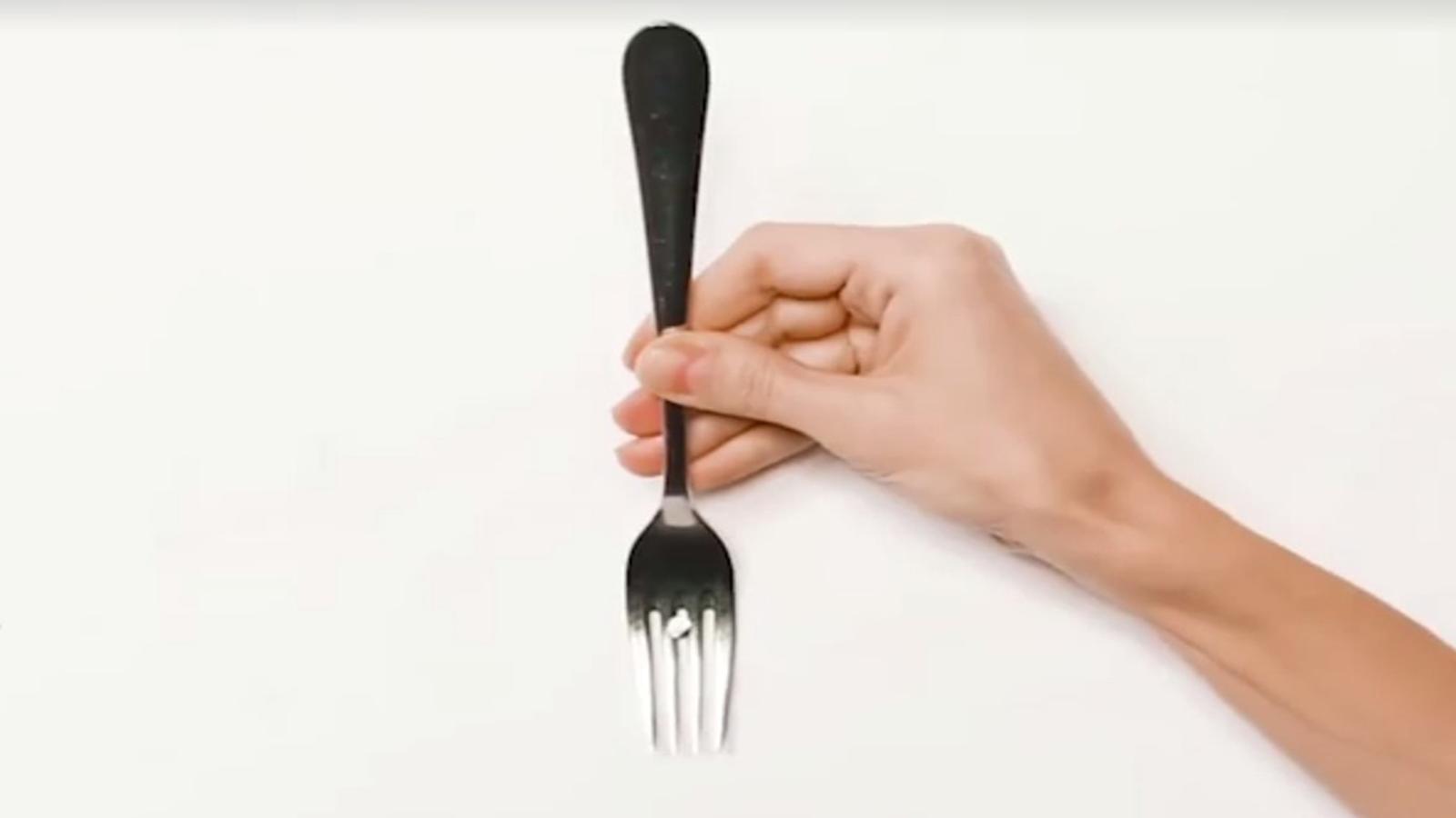 Saviez-vous qu'une fourchette pouvait vous aider à poser un cadre?