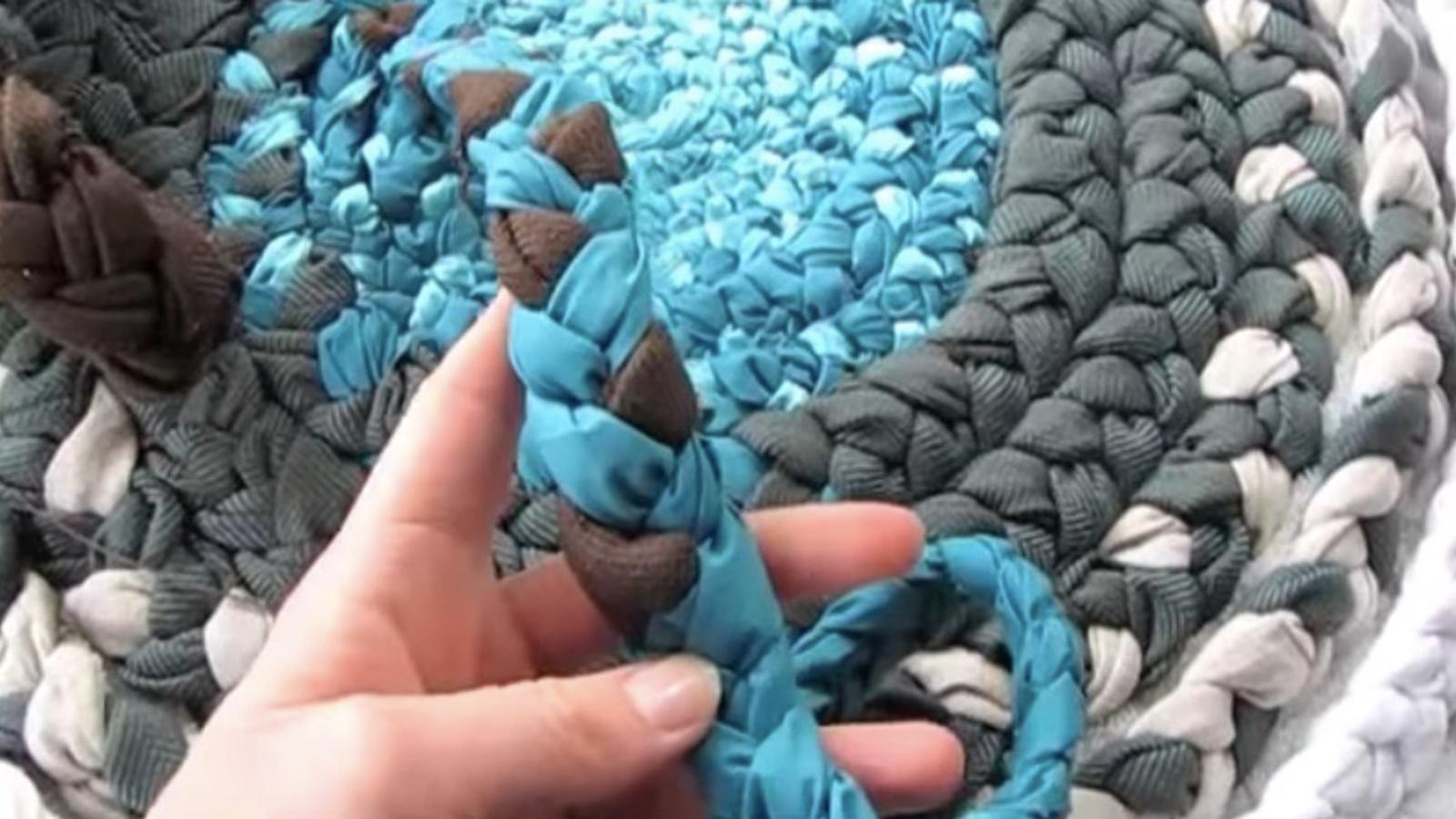 Sa technique pour fabriquer des tapis avec des retailles de tissus est très économique