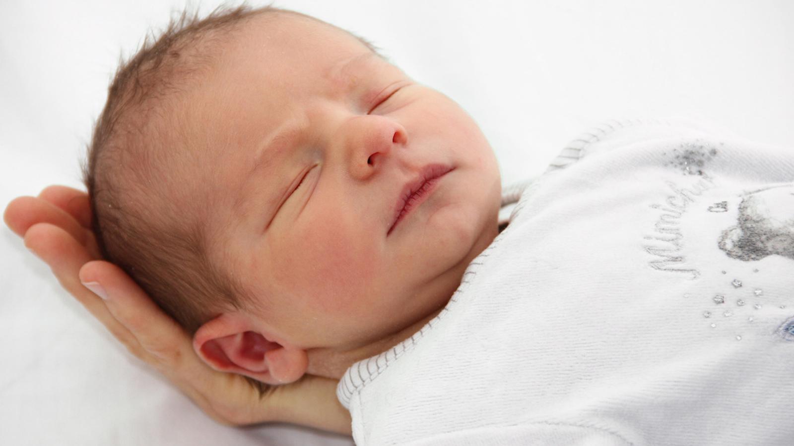 Selon les experts, les bébés devraient dormir dans la chambre des parents pendant leur première année de vie