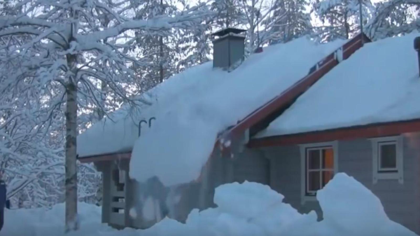 Cet homme a trouvé un moyen facile  et sécuritaire d'enlever la neige d'une toiture