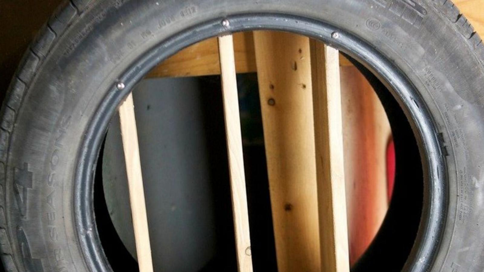 Il installe 3 planches de bois dans un pneu, la raison en est simple et brillante!