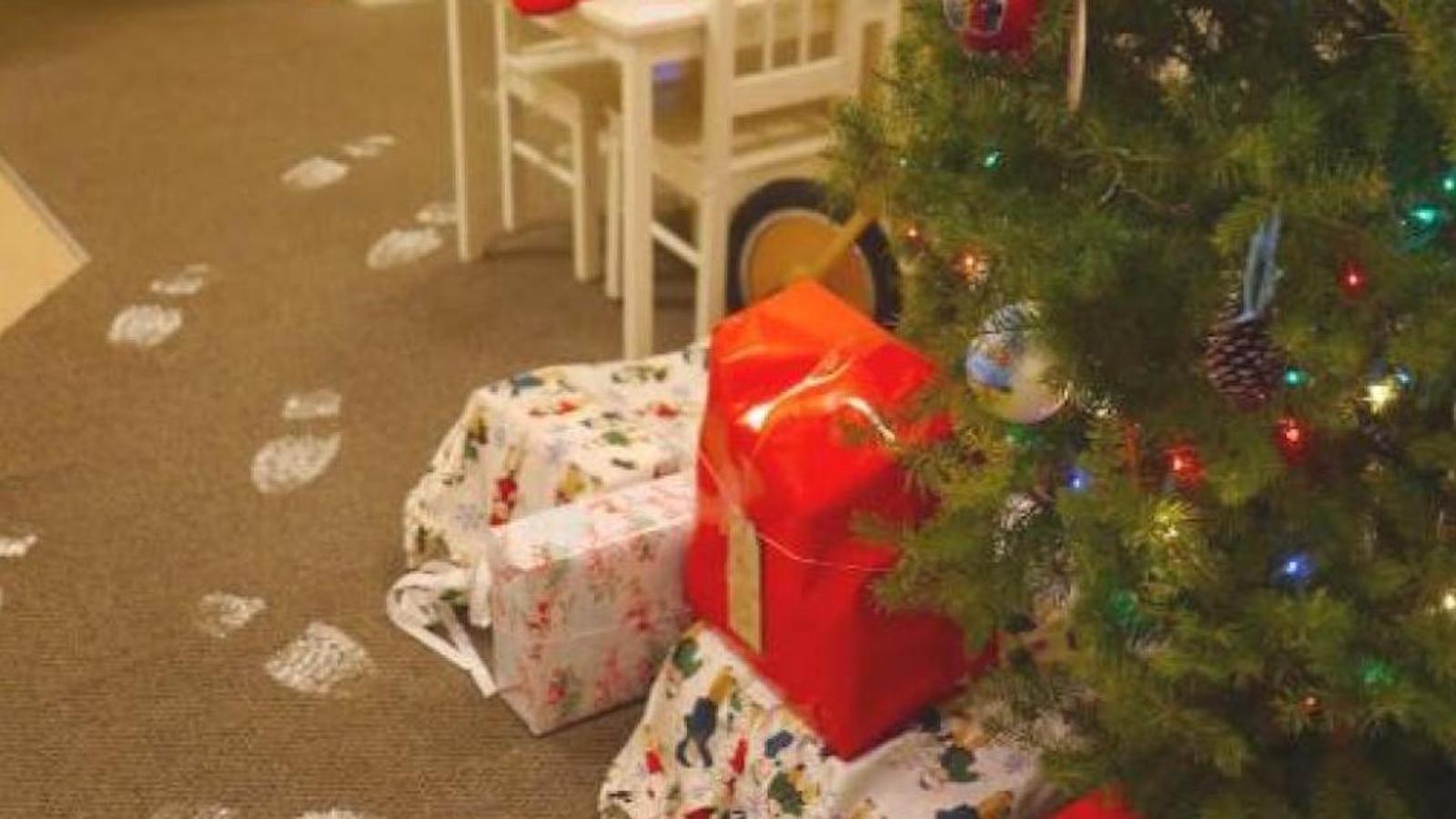 Prouvez à vos enfants que le Père Noël existe en laissant des traces sur le sol!