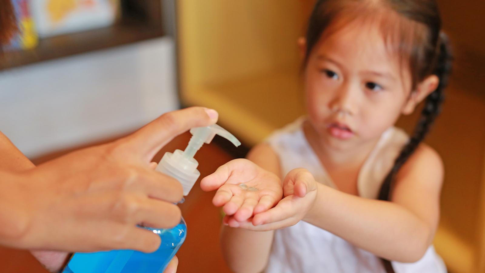 Les enfants qui utilisent du désinfectant pour les mains manquent moins l’école que les autres