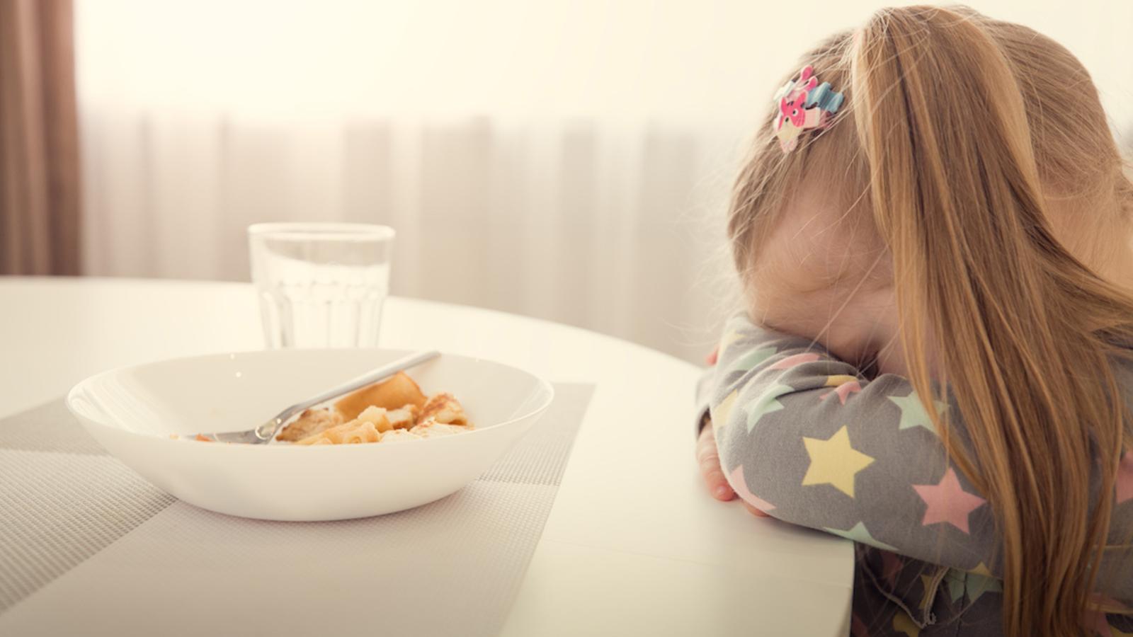 Une spécialiste explique pourquoi il ne faut pas obliger un enfant à terminer son assiette pour avoir un dessert