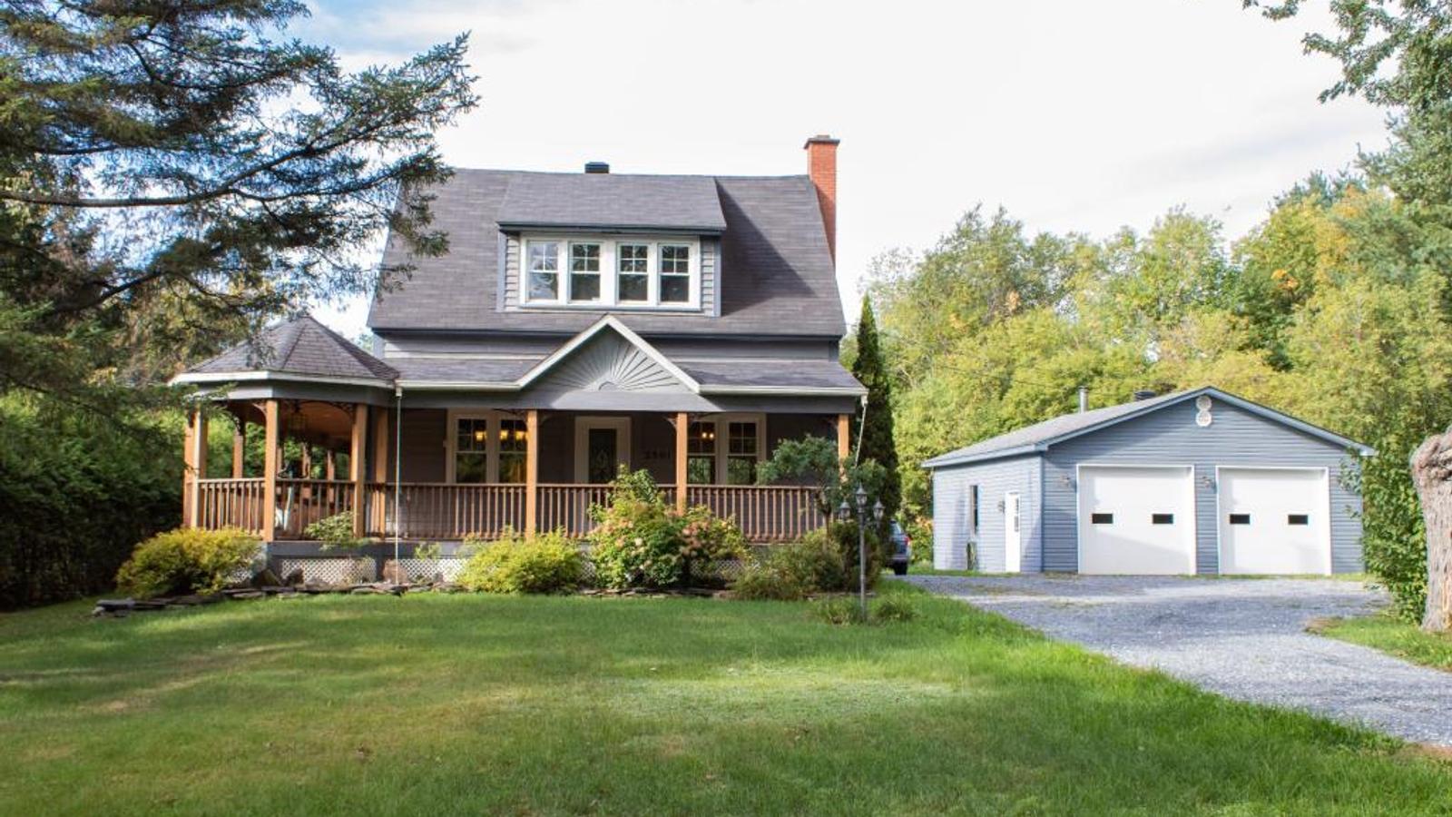 Charmante maison rénovée de 375 000 $ vous offrant une cuisine de rêve ainsi qu'un garage double!