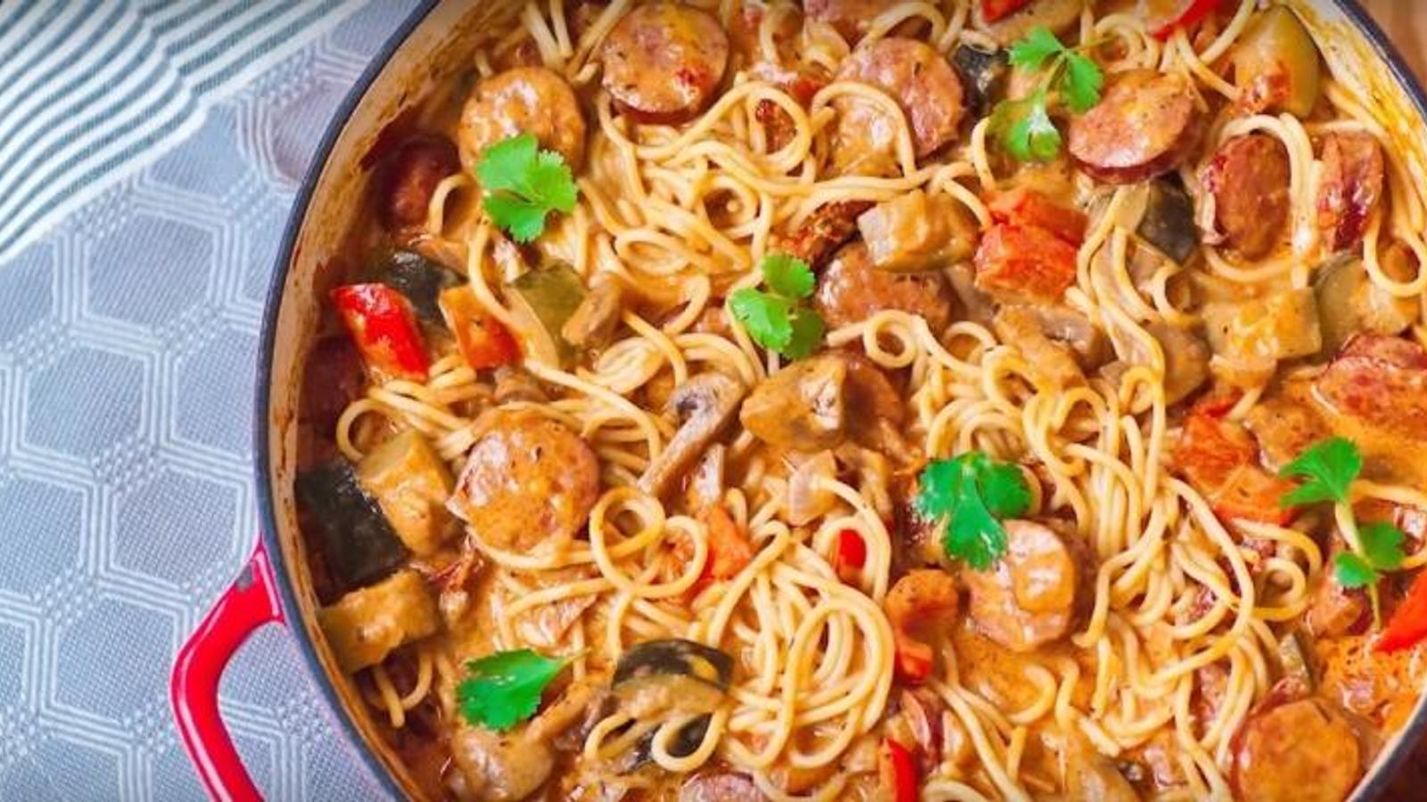 ​Spaghetti à la saucisse et aux légumes dans une sauce à la crème
