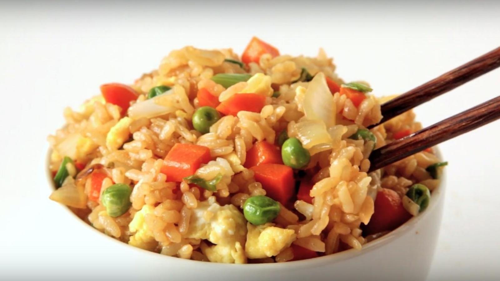 En ajoutant ces 3 ingrédients à votre riz frit, vous vous assurez d'un résultat formidable