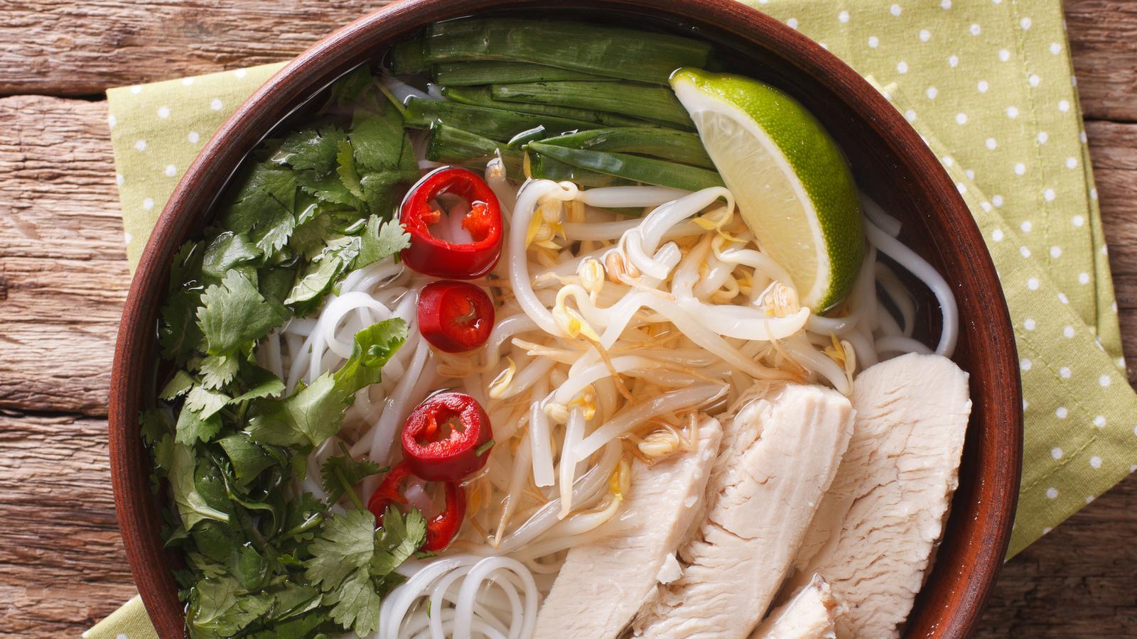 La soupe PHO au poulet, un classique vietnamien réinventé pour la mijoteuse!