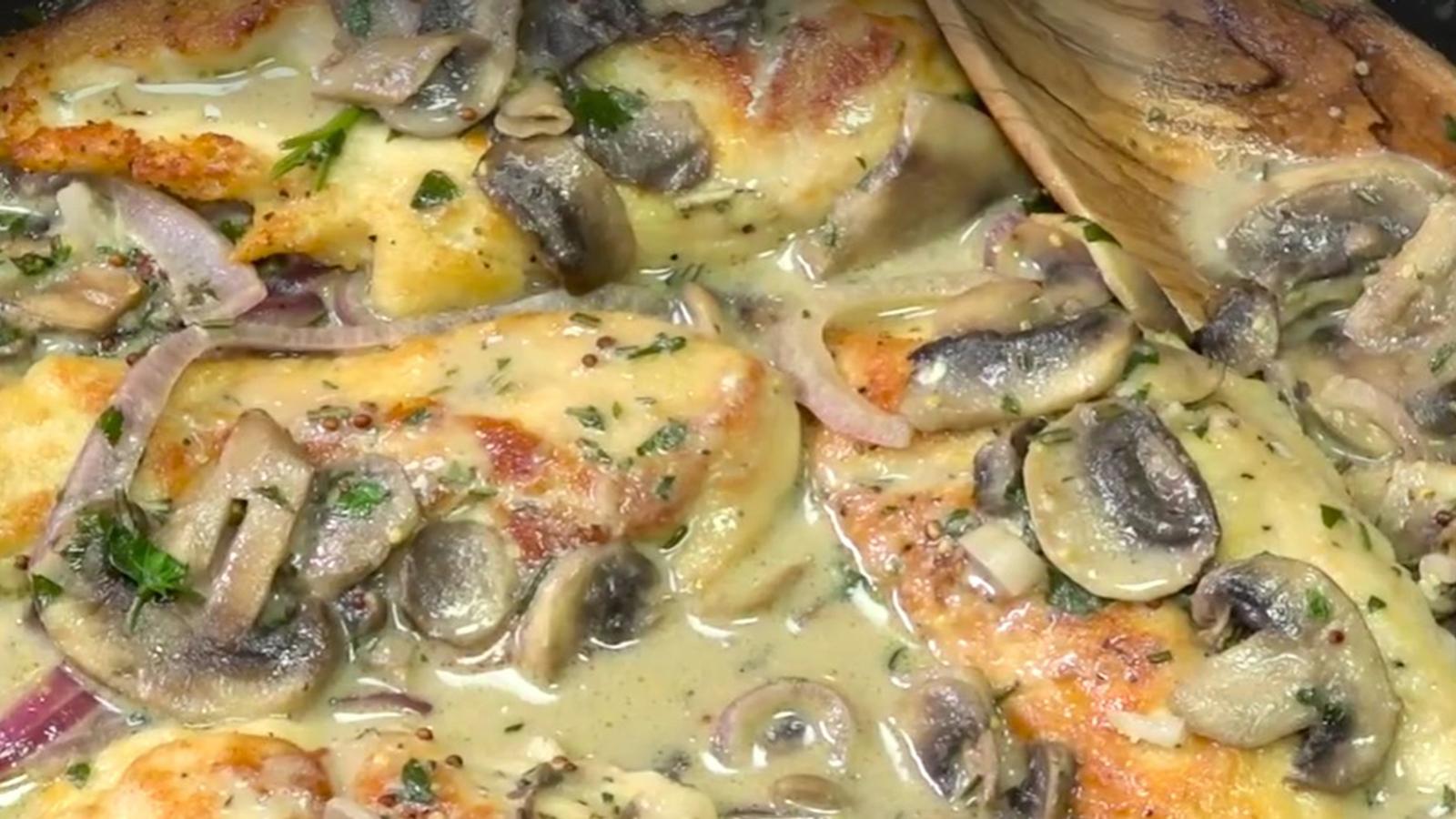 Une merveille culinaire! Les poitrines de poulet, sauce crémeuse aux champignons et Dijon
