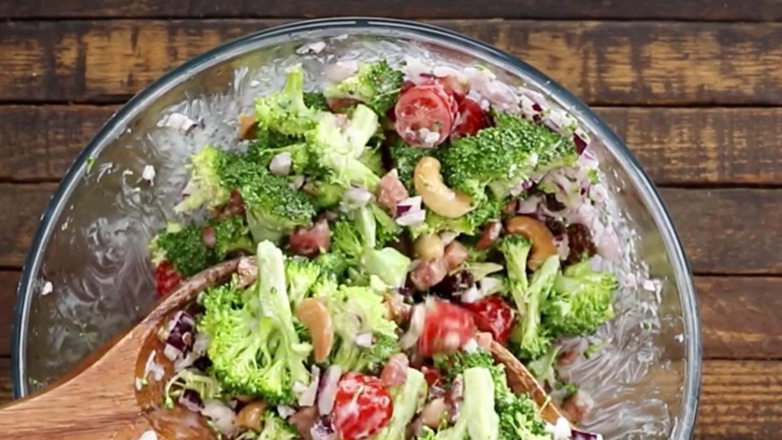 Cette salade de brocoli et bacon est TOUT ce dont vous avez besoin pour un accompagnement RÉUSSI!