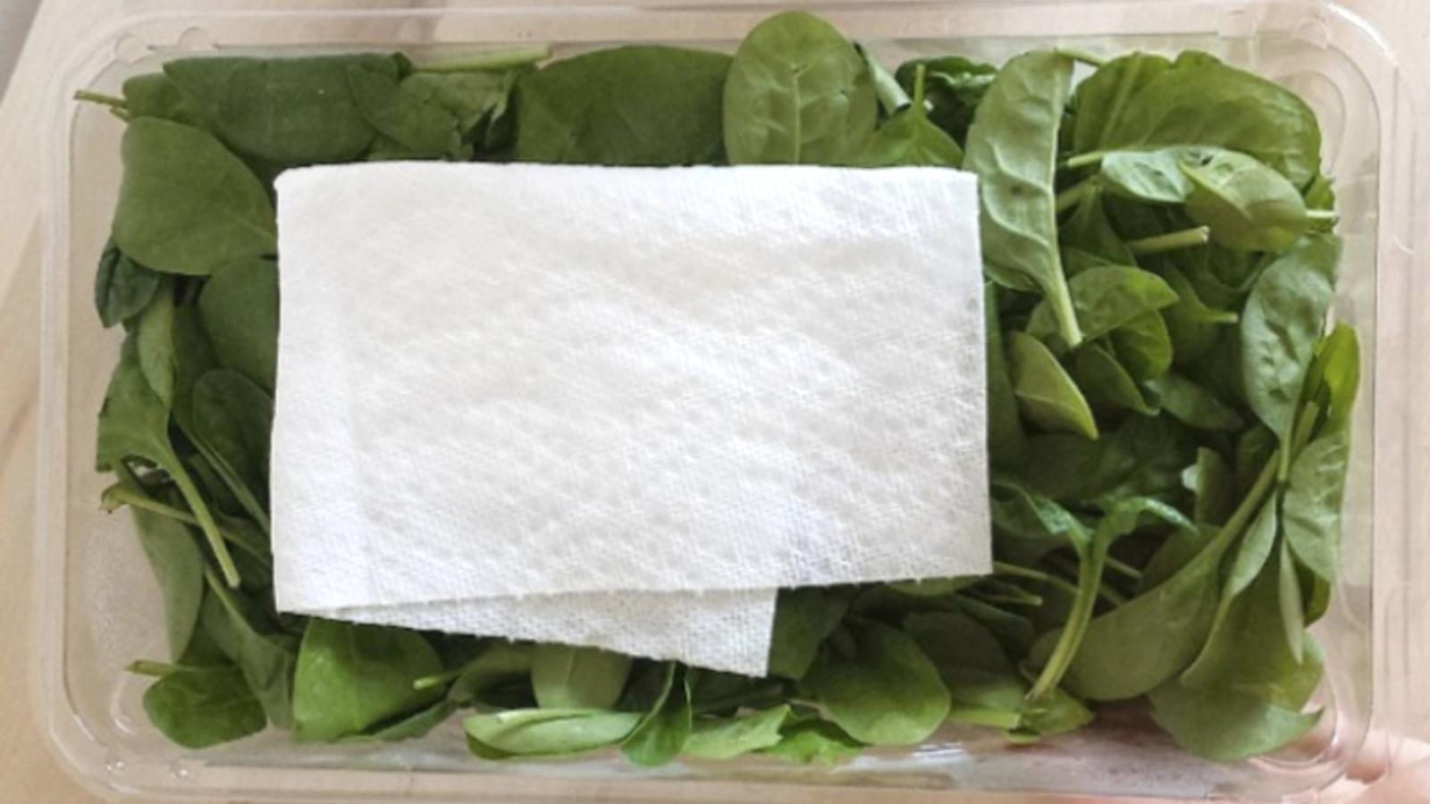 Placez une feuille de papier essuie-tout dans votre emballage de salade pour la conserver plus longtemps.