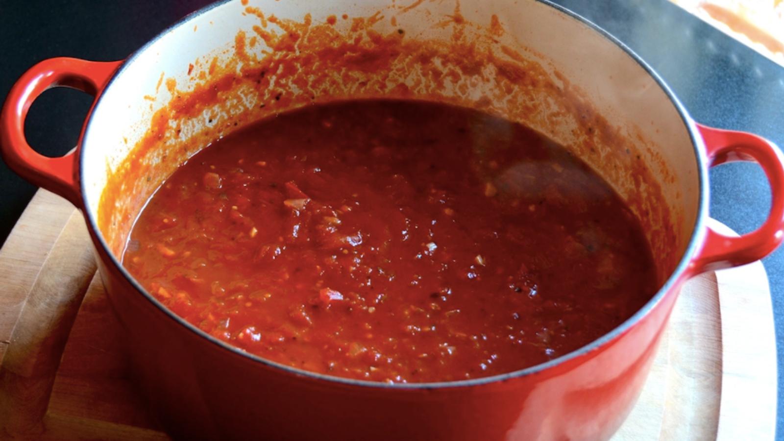 Une sauce tomate tellement riche et délicieuse, elle est parfaite pour toutes vos pâtes.