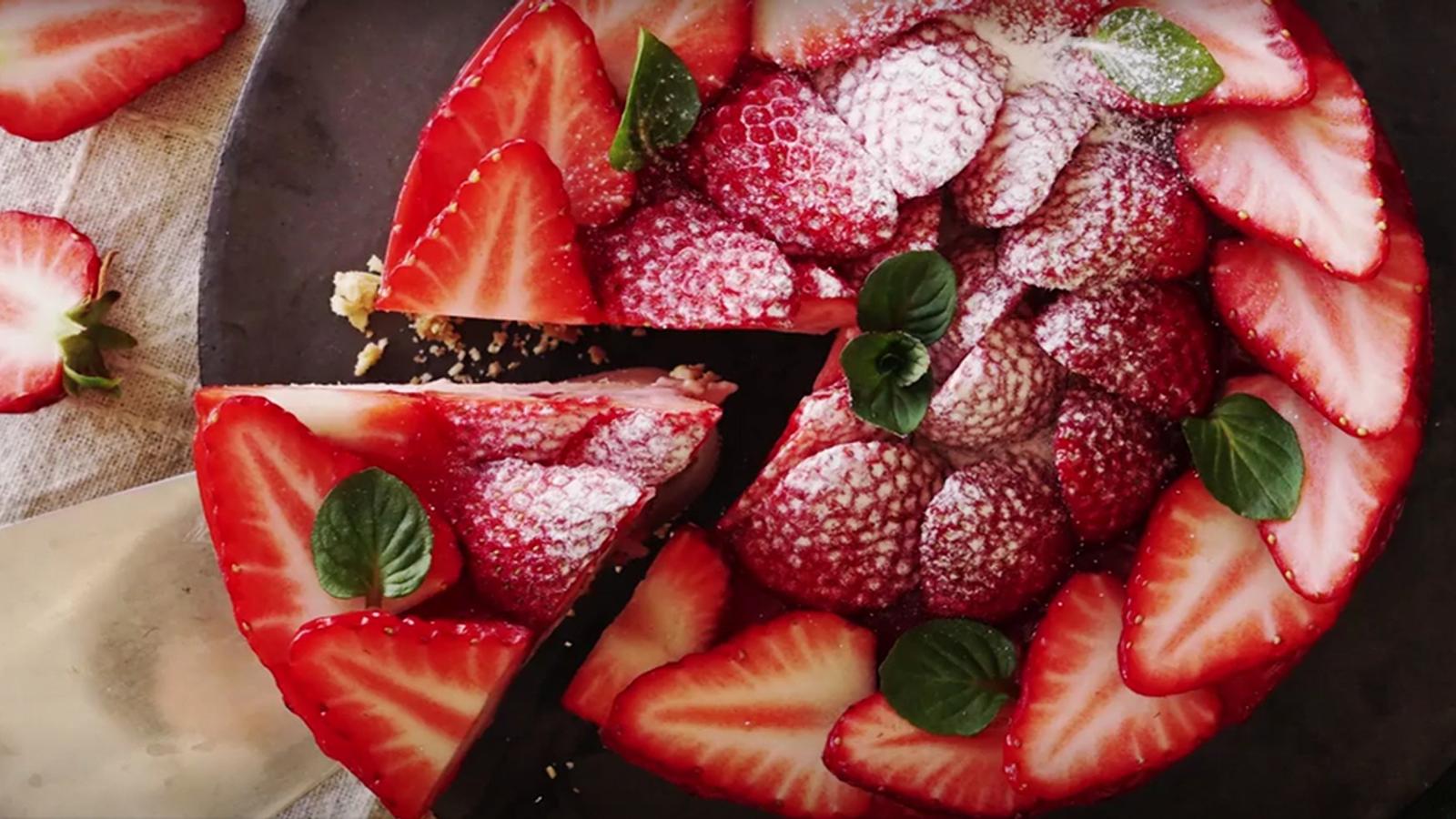 Ce cheescake aux fraises et au yogourt est TOUT ce sont vous avez besoin 