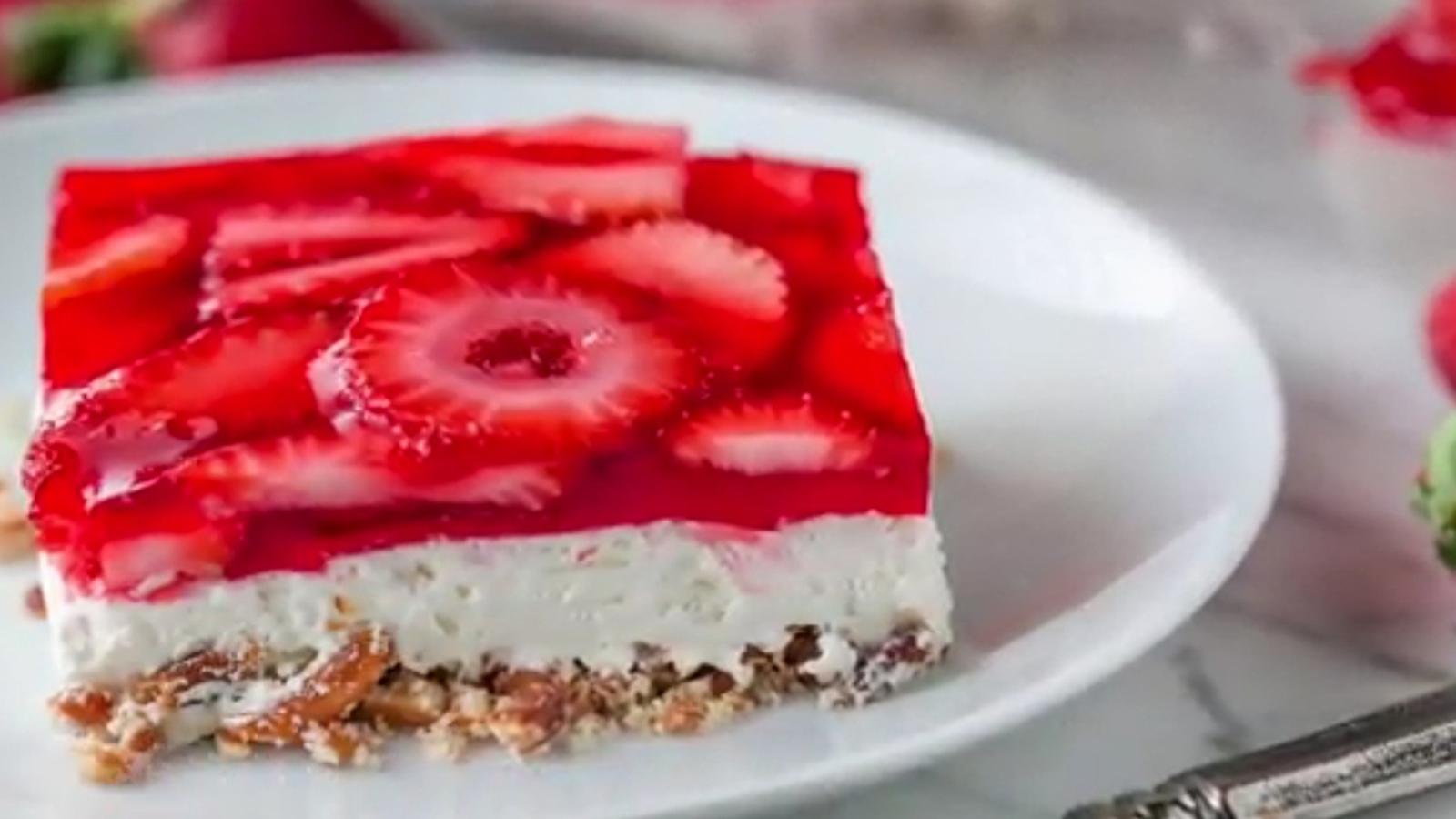 Gâteau ou tarte? Peu importe, ce dessert aux fraises sans cuisson est aussi délicieux que facile à faire!
