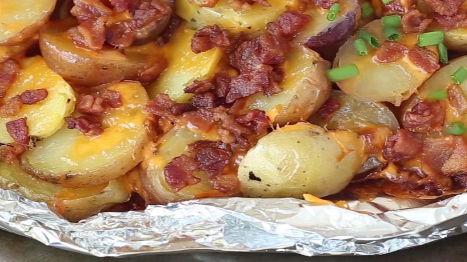 Des patates sur le barbecue prêtes en 15 minutes? Avec du bacon et du fromage en plus... On veut la recette