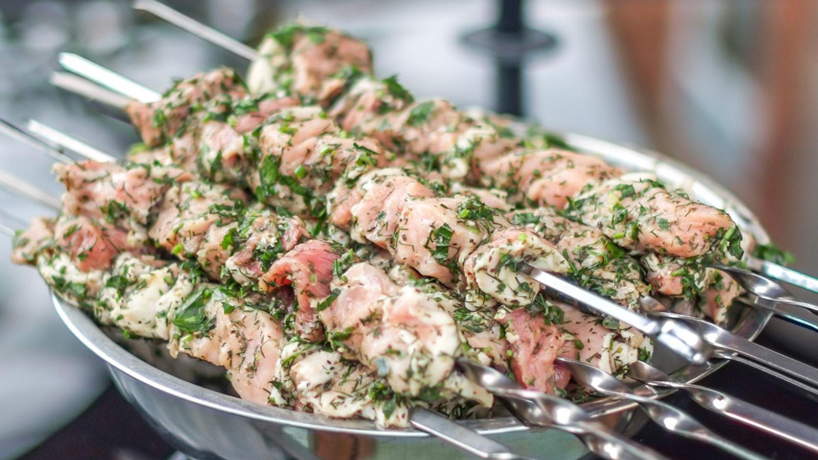 Les brochettes de poulet à la Grecque les plus faciles à faire, incroyablement tendres et parfaites pour le barbecue ! 