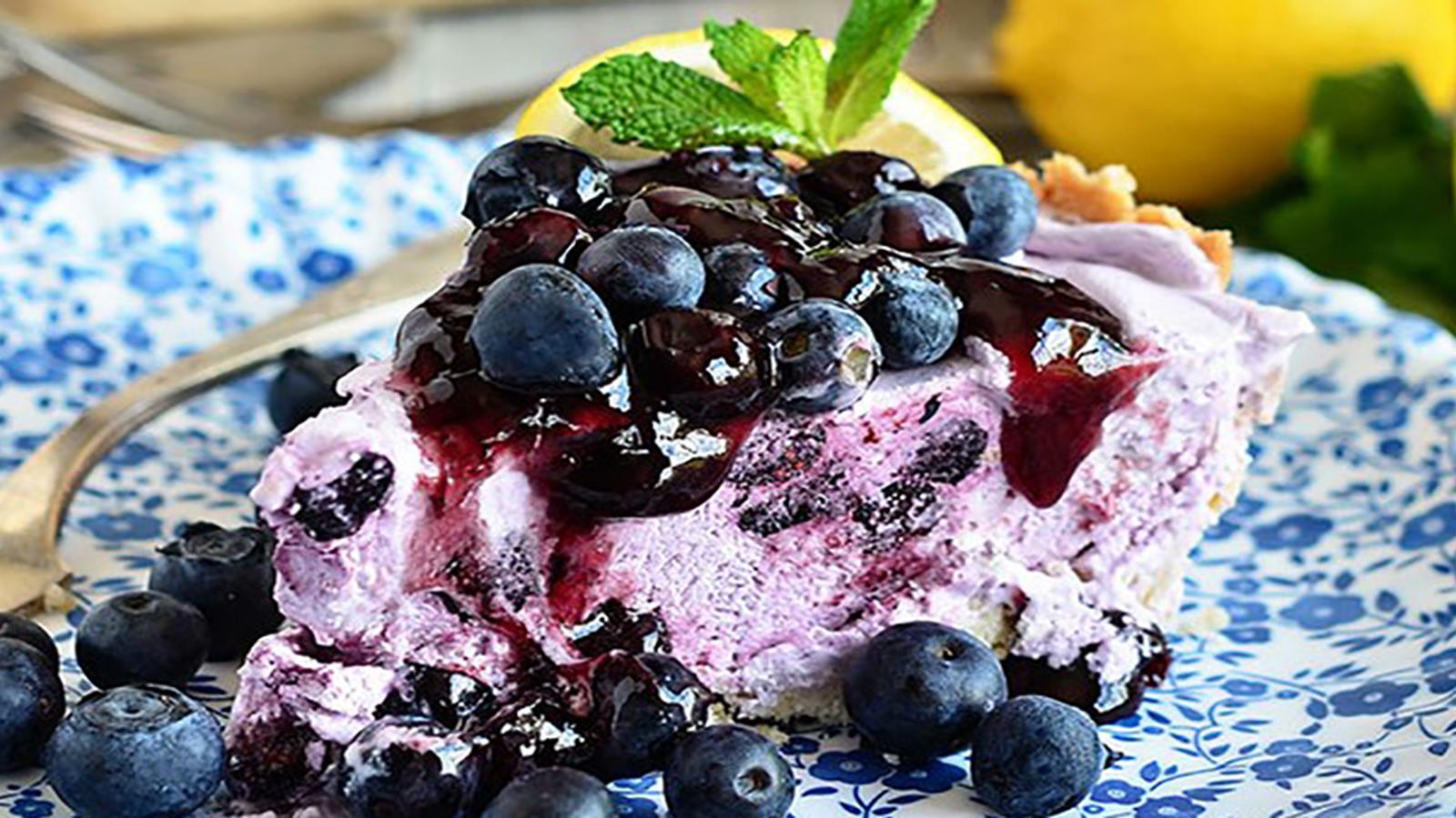 Fabuleuse et offrant une texture incroyable, ma tarte aux bleuets et au yogourt sans cuisson est hallucinante!