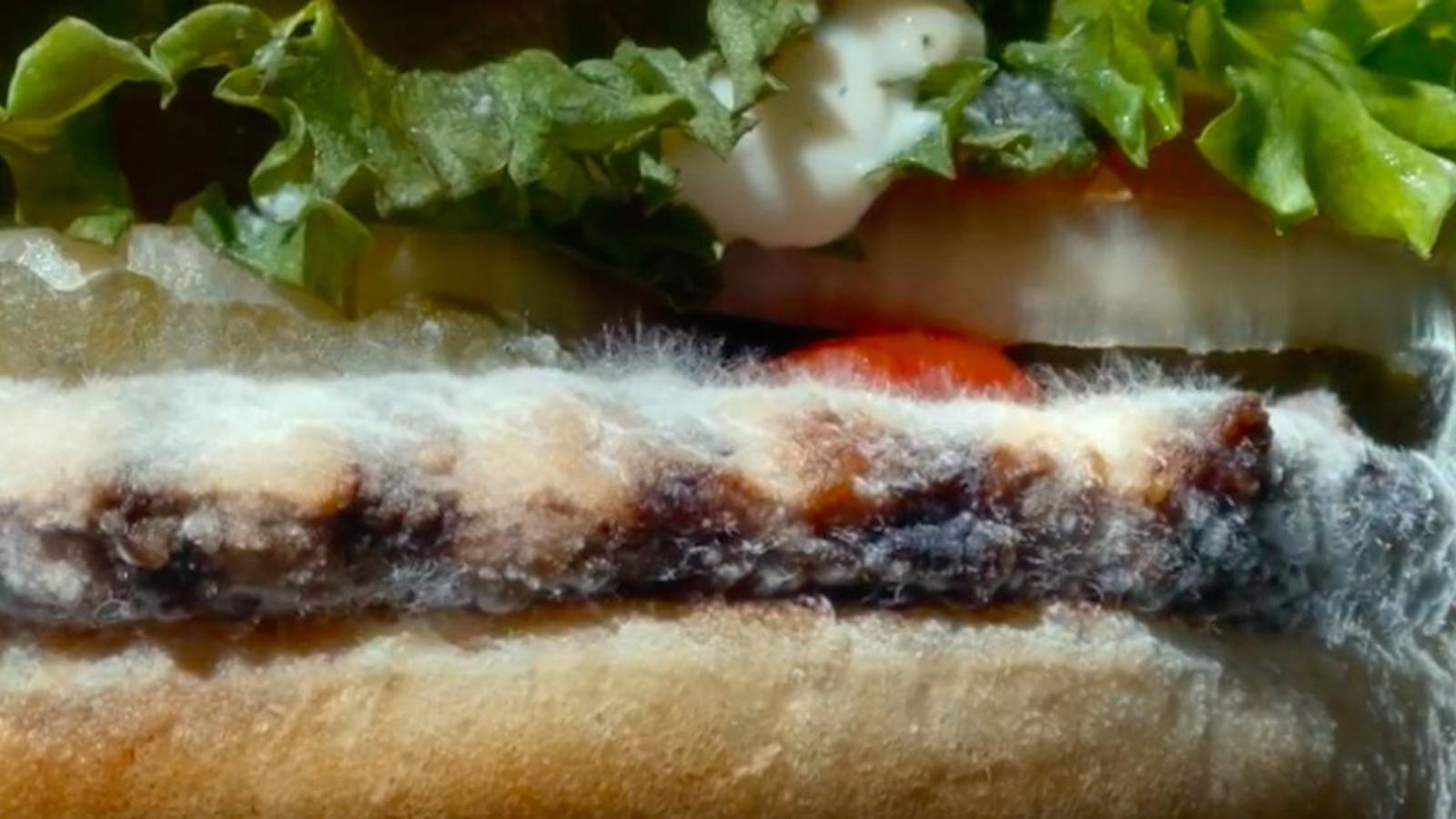 Burger King lance une nouvelle campagne publicitaire qui met en vedette… un Whopper moisi!