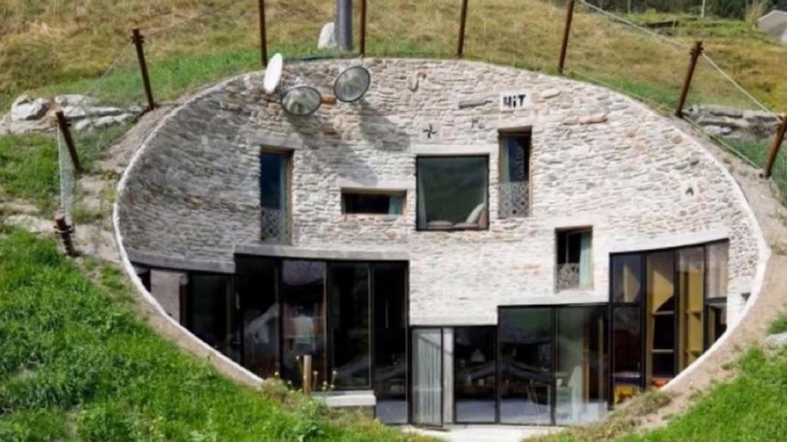 Cette maison construite directement dans la montagne est surprenante, mais c'est l'intérieur qui nous étonne le plus