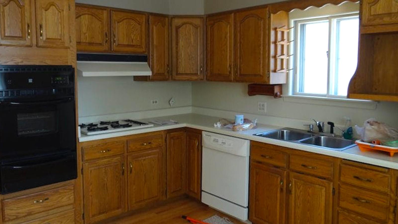 Un couple achète une maison avec une vieille cuisine affreuse, admirez comment ils l'ont transformé.