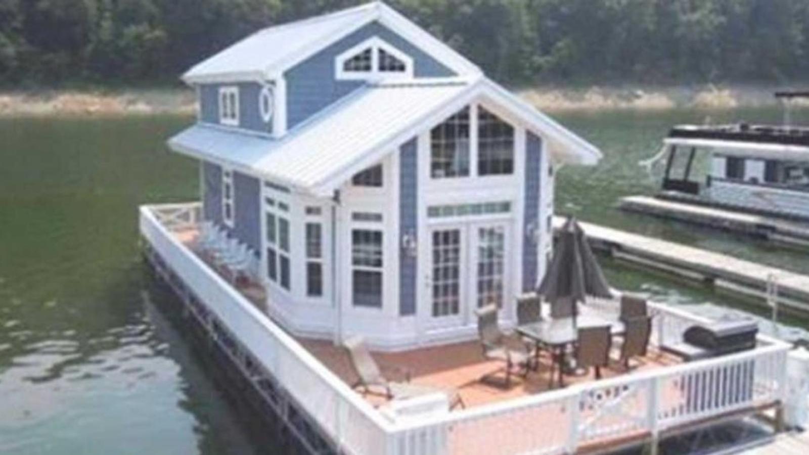 Cette maison flottante n'a que 80 mètres carrés de superficie, mais jetez un coup d'oeil à l'intérieur!