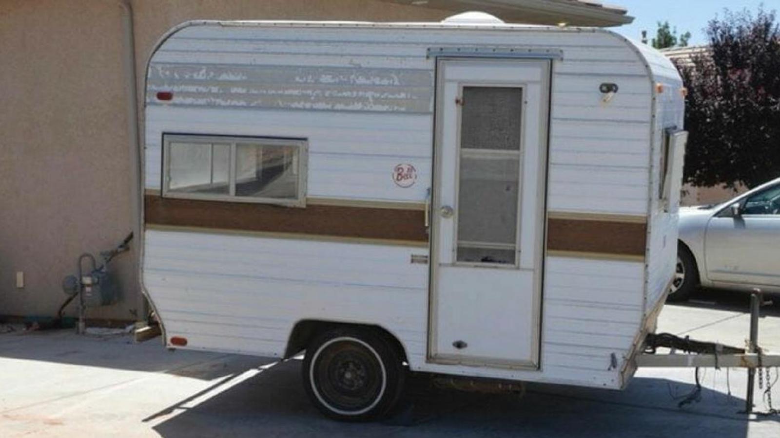 Une femme achète une vieille caravane endommagé et la transforme en un endroit de rêve
