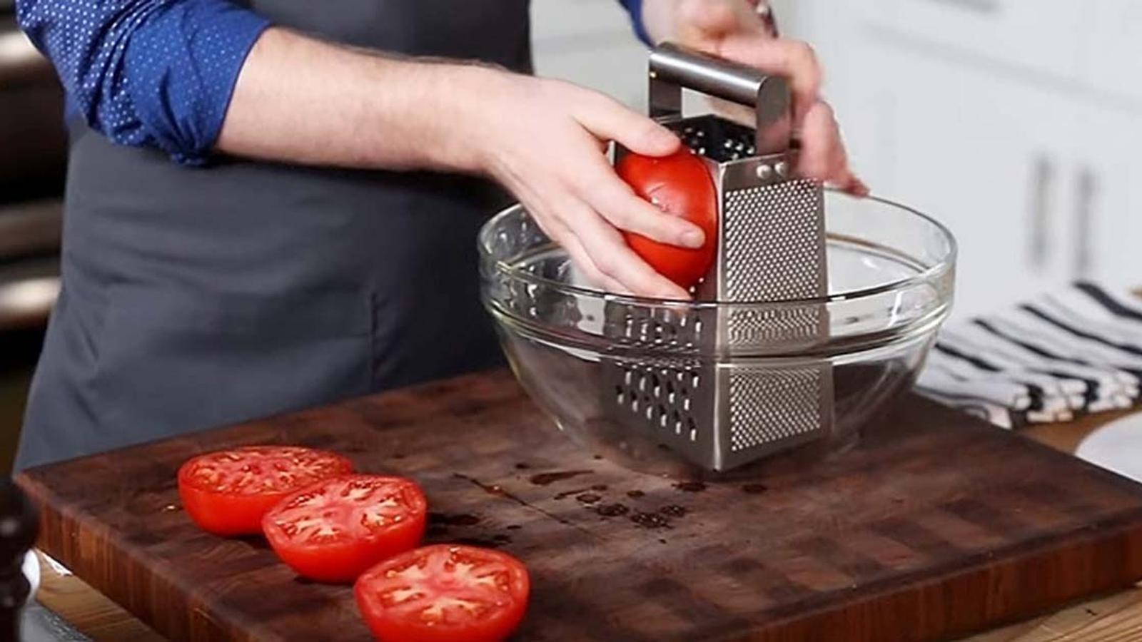 Ce chef frotte ses tomates sur une râpe à fromage, le meilleur est à venir!