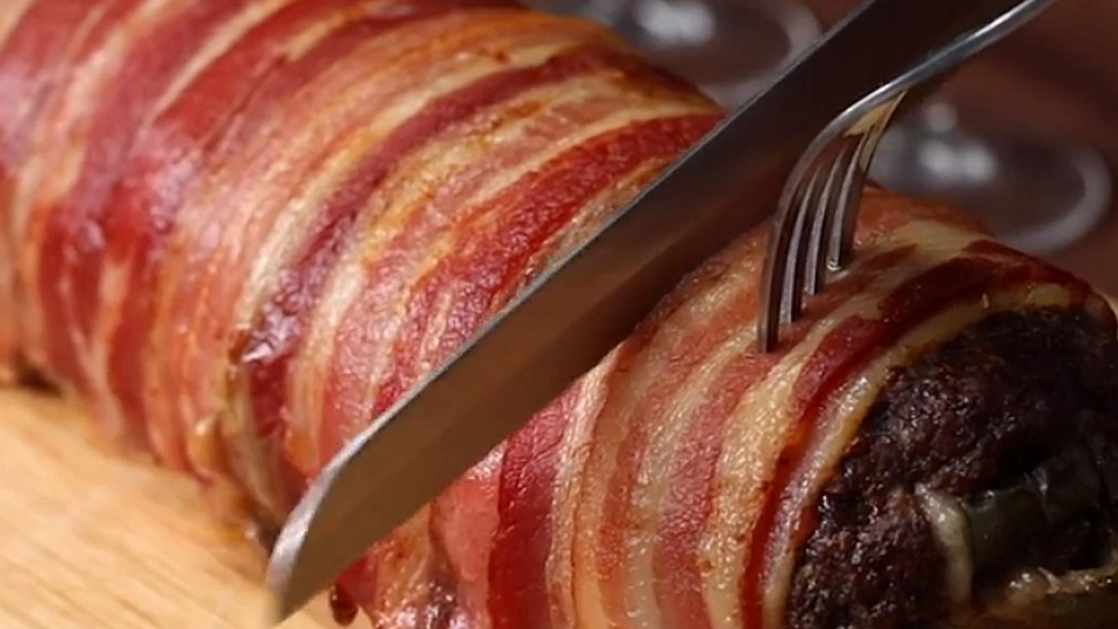 Apprêtez votre pain de viande comme un chef en l'enroulant de bacon croustillant