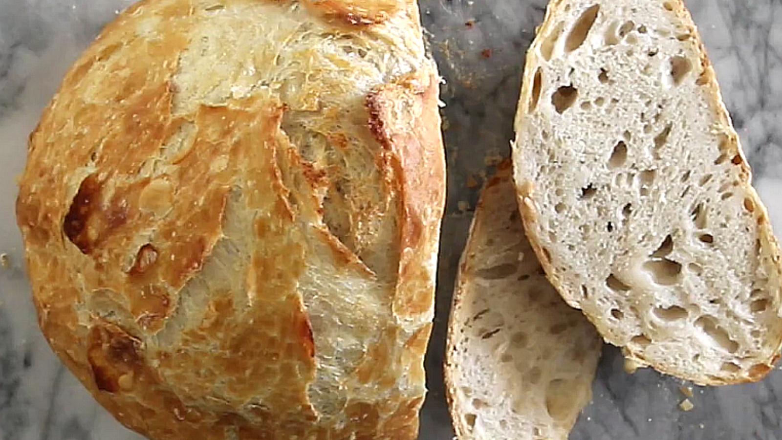 Avec 4 ingrédients, confectionnez cet excellent pain croustillant sans pétrissage