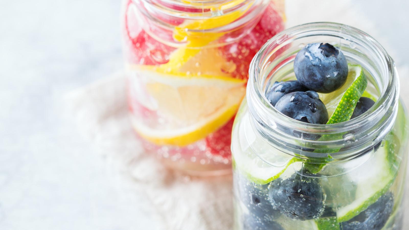 Demeurez bien hydratés avec ces délicieuses eaux aromatisées aux fruits