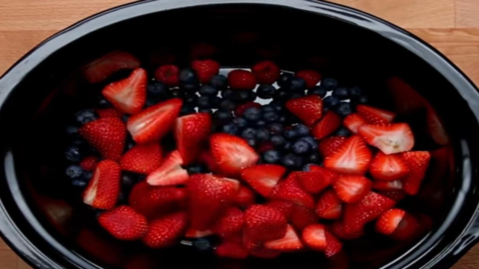 Déposez une tonne de fruits dans votre mijoteuse pour obtenir un dessert extraordinaire
