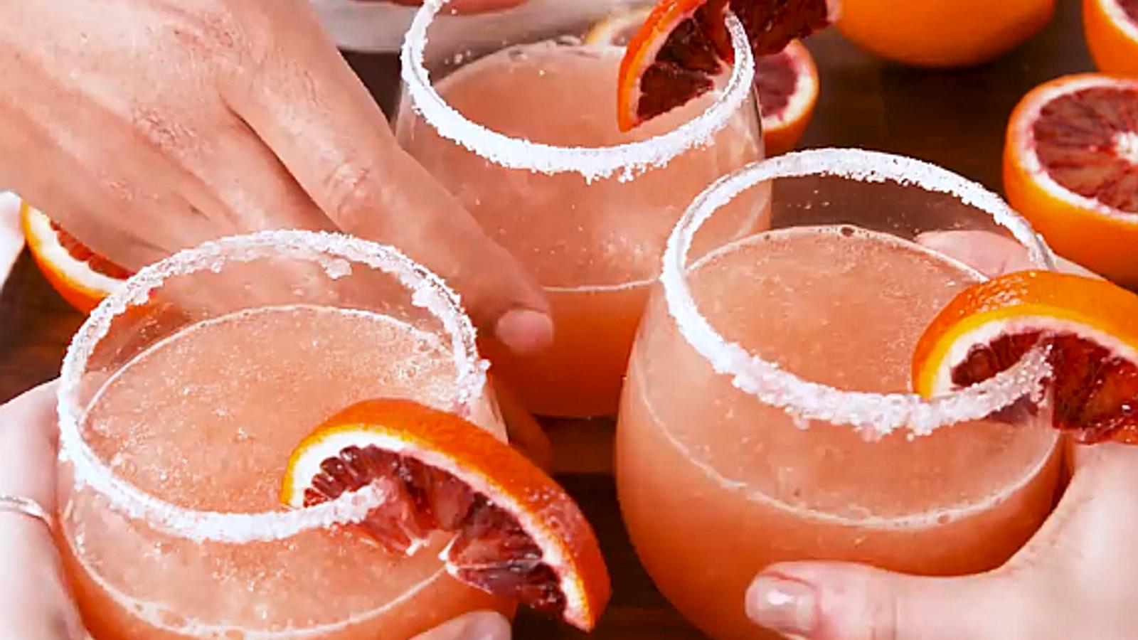 Cocktail glacé à l'orange sanguine et au vin rosé