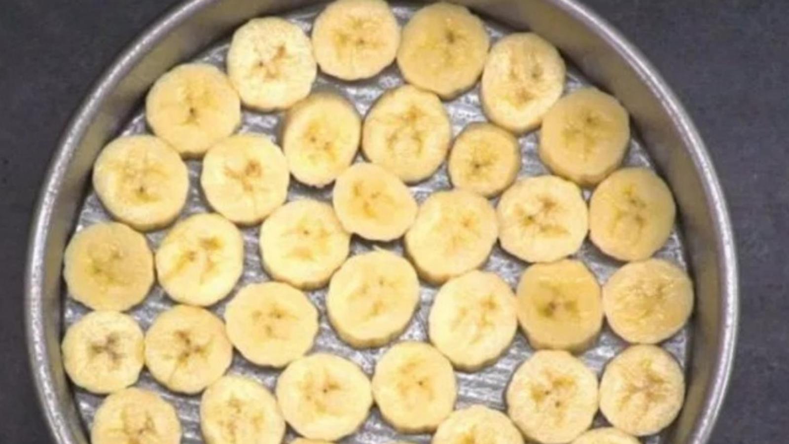 Elle dépose des tranches de bananes dans une assiette et elle crée un dessert qui vous donnera l'eau à la bouche 